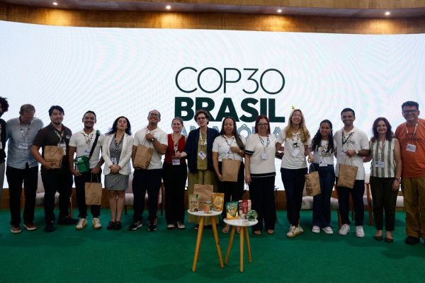 Voluntários da COP30 recebem kit de alimentos da agricultura familiar