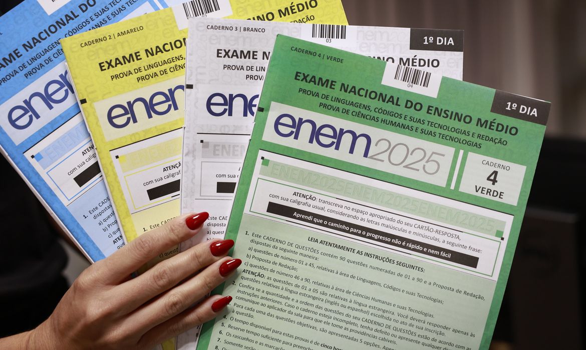 Anulação de 3 questões do Enem ocorre por precaução, diz ministro