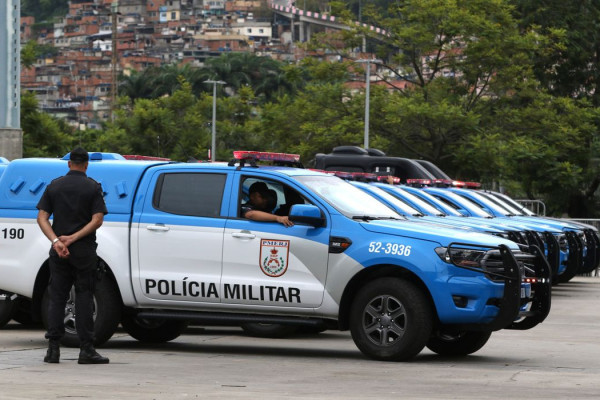 Polícia do Rio prende 17 pessoas em ação contra mentor de barricadas
