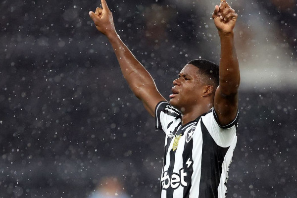 Panamenho José Kadir leva Botafogo à vitória no Brasileiro