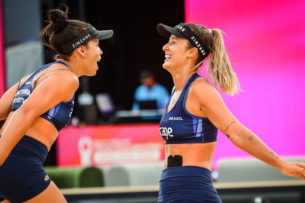 Brasil emplaca cinco duplas nas oitavas do Mundial de vôlei de praia