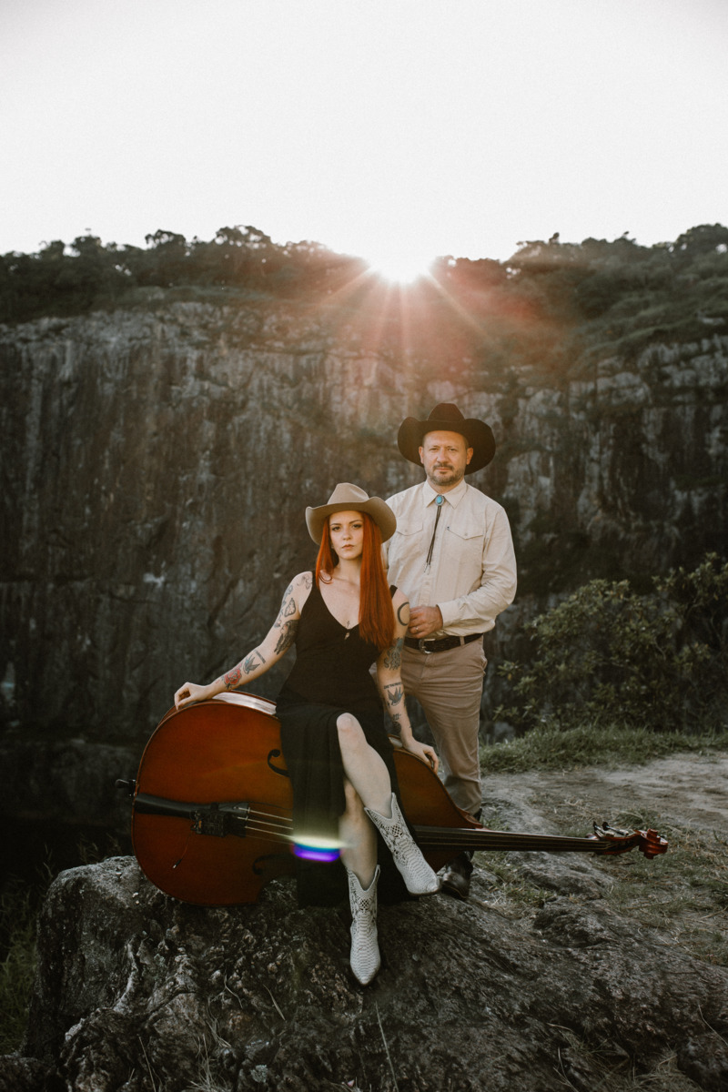 No Palco Vibe, o duo Sweetgrass & Steel retorna ao IPA Day Brasil com folk e country que harmonizam com as IPAs mais leves do festival