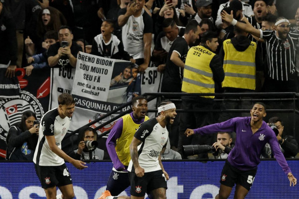 Depay e Yuri Alberto desequilibram e Corinthians vence Majestoso