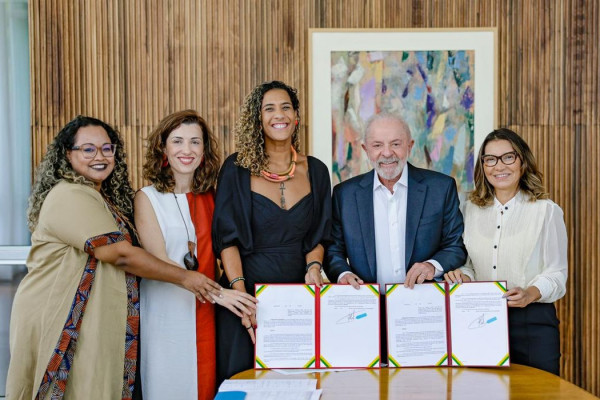 Lula assina 28 decretos para regularizar territórios de quilombolas