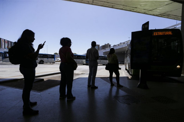 Nove em cada 10 mulheres já sofreram violência ao se deslocar à noite