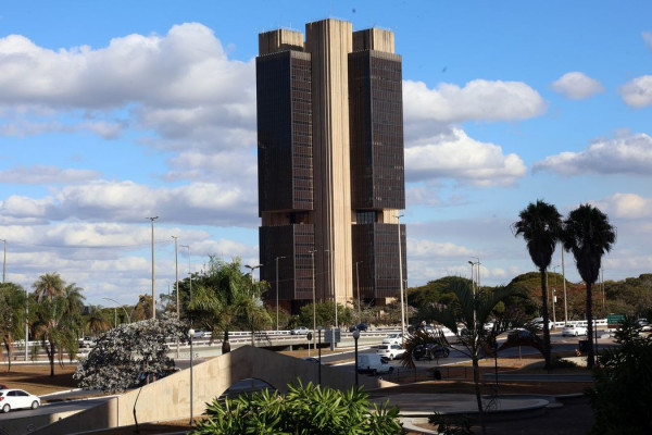 Inflação de 2025 ficará abaixo do teto da meta, em 4,45%