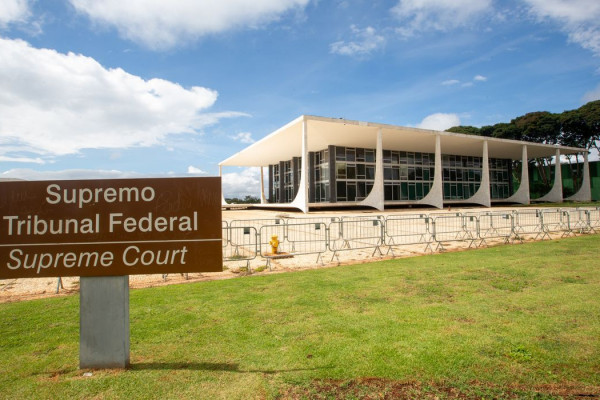 STF: Moraes e Dino votam para manter prisão preventiva de Bolsonaro