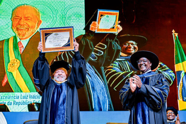 Lula recebe título de doutor honoris causa em Moçambique