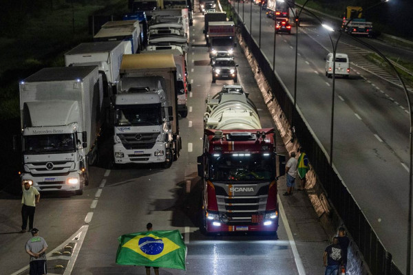 MPF processa caminhoneiros que bloquearam Via Dutra em 2022 