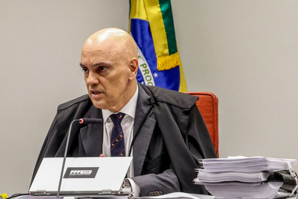 Moraes manda comunicar TSE sobre inelegibilidade de Bolsonaro  