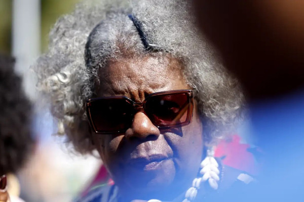  "Cada passo, cada pé, reivindica o direito à vida", diz escritora