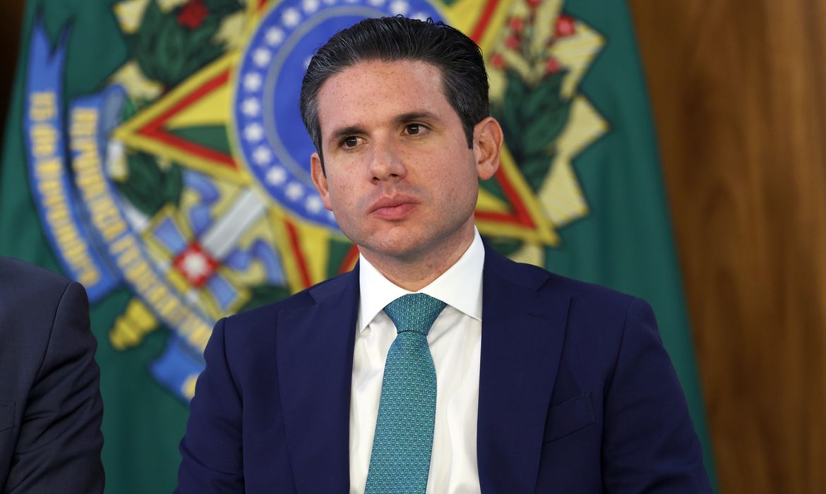 Com fuga de Ramagem, Motta proíbe deputados de votarem do exterior
