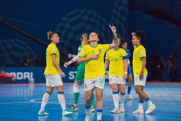 Brasil goleia Itália e está nas quartas da Copa do Mundo de futsal