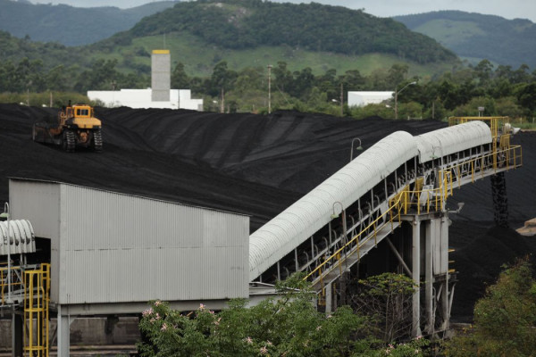 Organizações criticam extensão de subsídios a usinas de carvão mineral