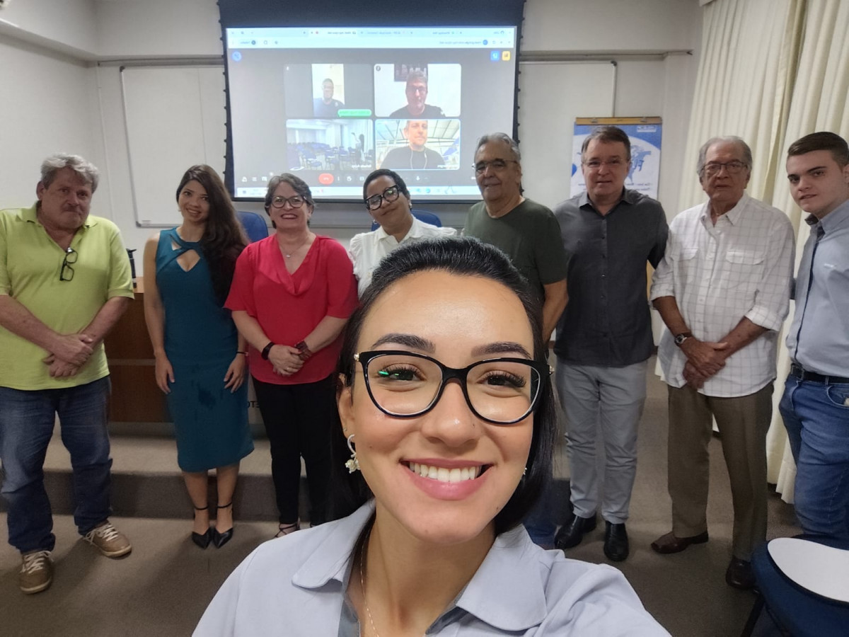 Rafaela Bricci e Larissa Eiras, ao lado dos participantes do Polo Cervejeiro