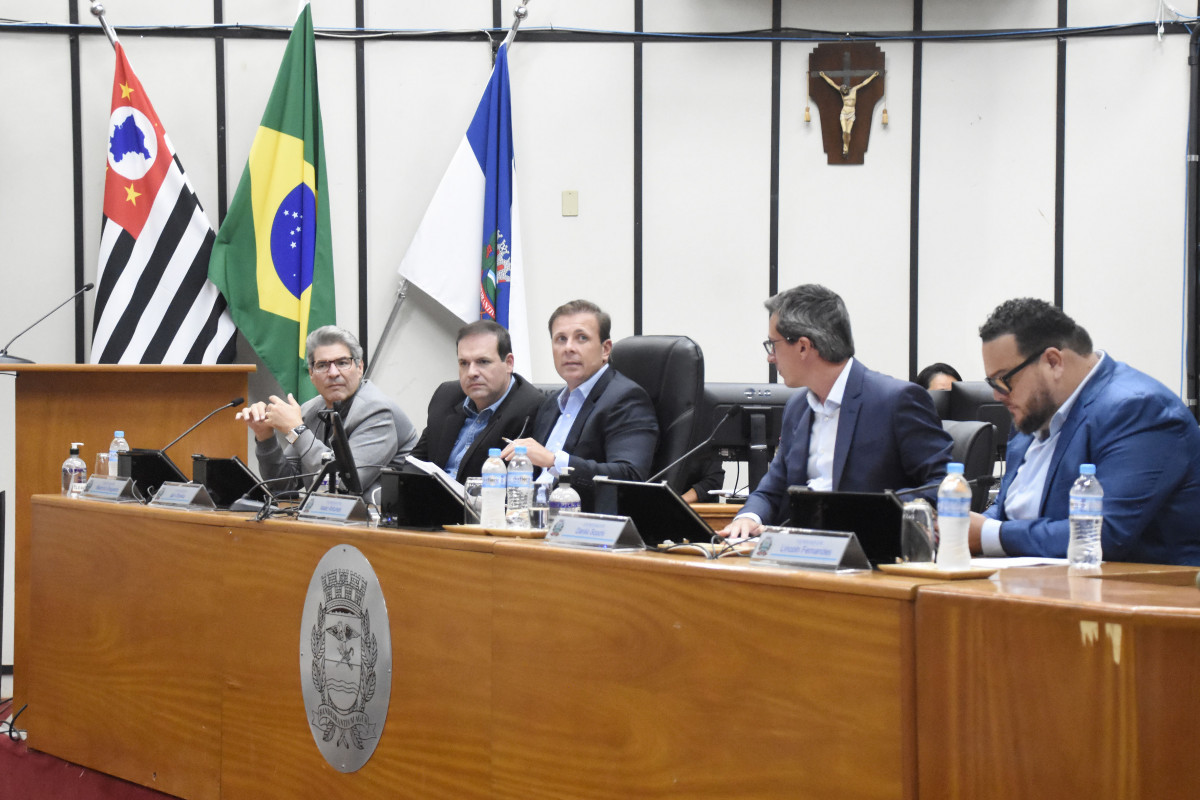 Mesa Diretora da Câmara de Ribeirão Preto durante sessão legislativa