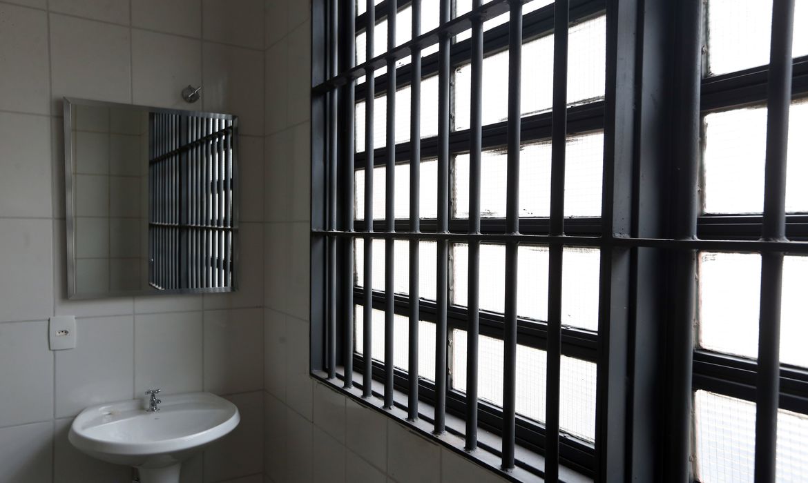 Crise climática expõe presos a ambientes insalubres, alerta DPU