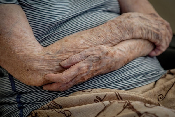 Vigilância Sanitária fecha abrigo com idosos em condições precárias