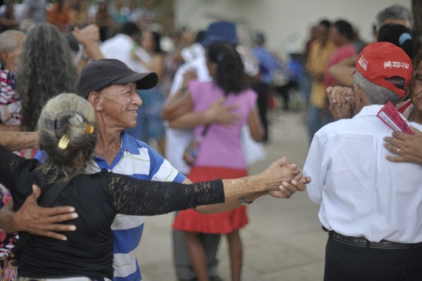 Expectativa de vida no país sobe para 76,6 anos, a maior já registrada