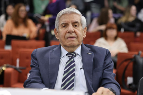 PGR é a favor de prisão domiciliar humanitária para general Heleno