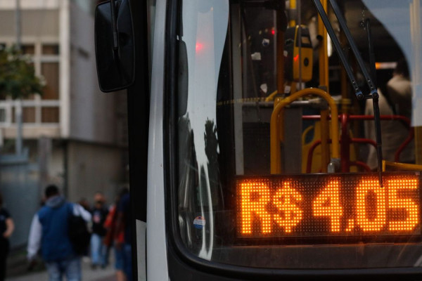 Em livro, deputado defende fundo para oferecer transporte gratuito