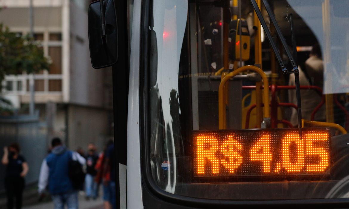 Em livro, deputado defende fundo para oferecer transporte gratuito