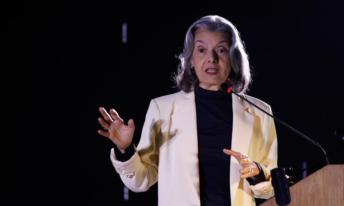 Carmén Lúcia: "ditadura é como erva daninha que precisa ser cortada"