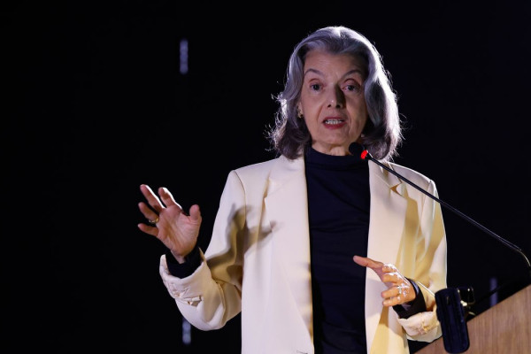 Carmén Lúcia: "ditadura é como erva daninha que precisa ser cortada"