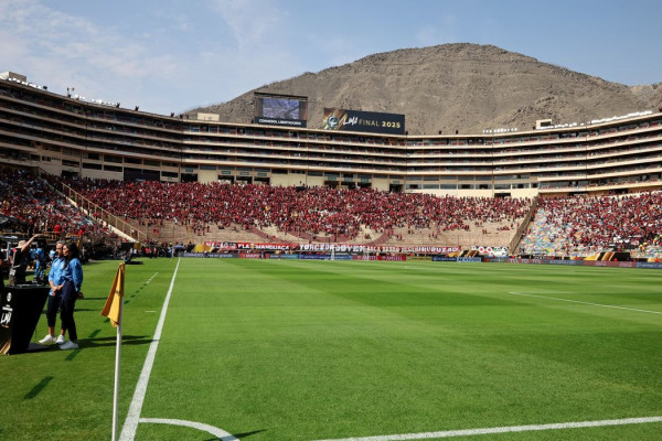 Ônibus atrasa e final da Libertadores começará às 18h30 (de Brasília)