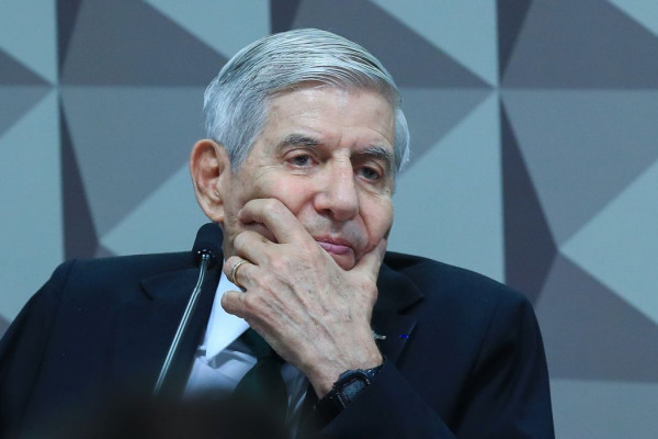 Moraes pede comprovação do histórico clínico de Augusto Heleno