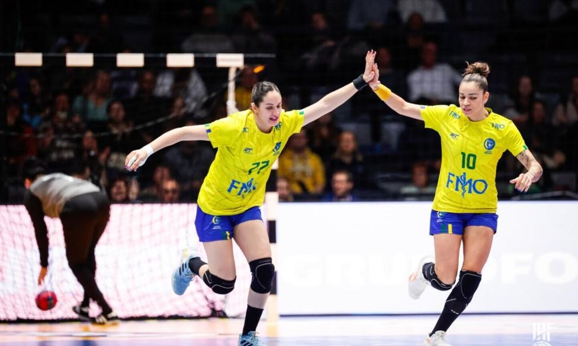 Brasil vence tchecas e vai à 2ª fase do Mundial Feminino de handebol