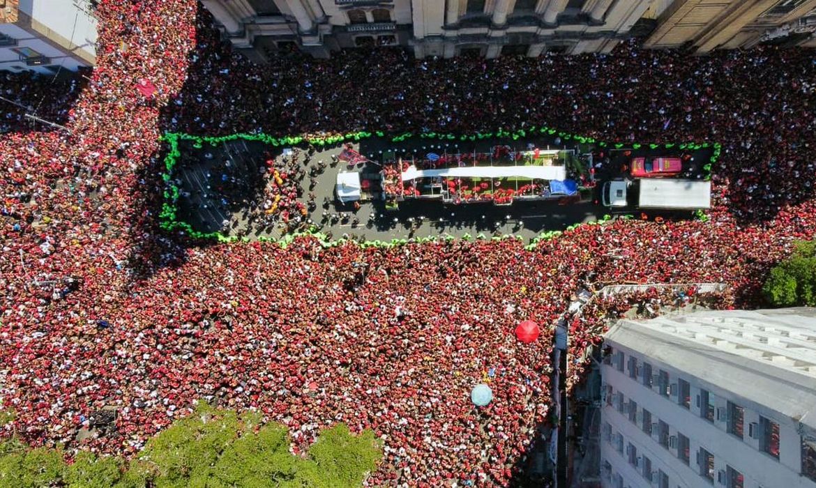 Famílias se juntam à multidão para festejar título do Flamengo no RJ