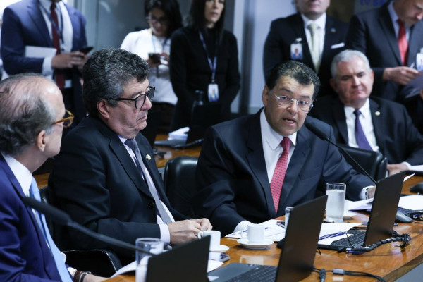 Comissão do Senado aprova aumento da taxação de fintechs e bets