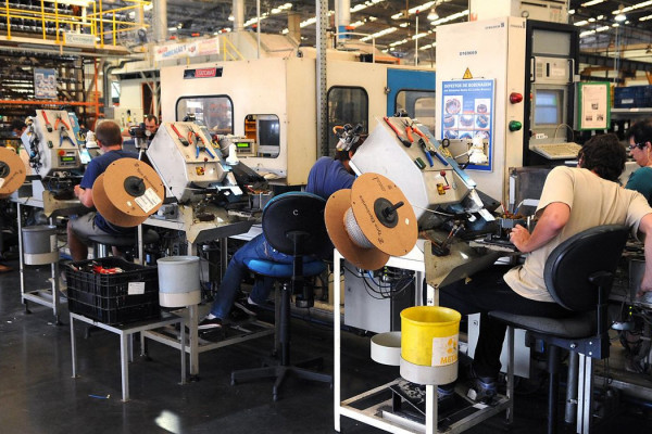 Produção industrial reverte queda e sobe 0,1% em outubro, mostra IBGE