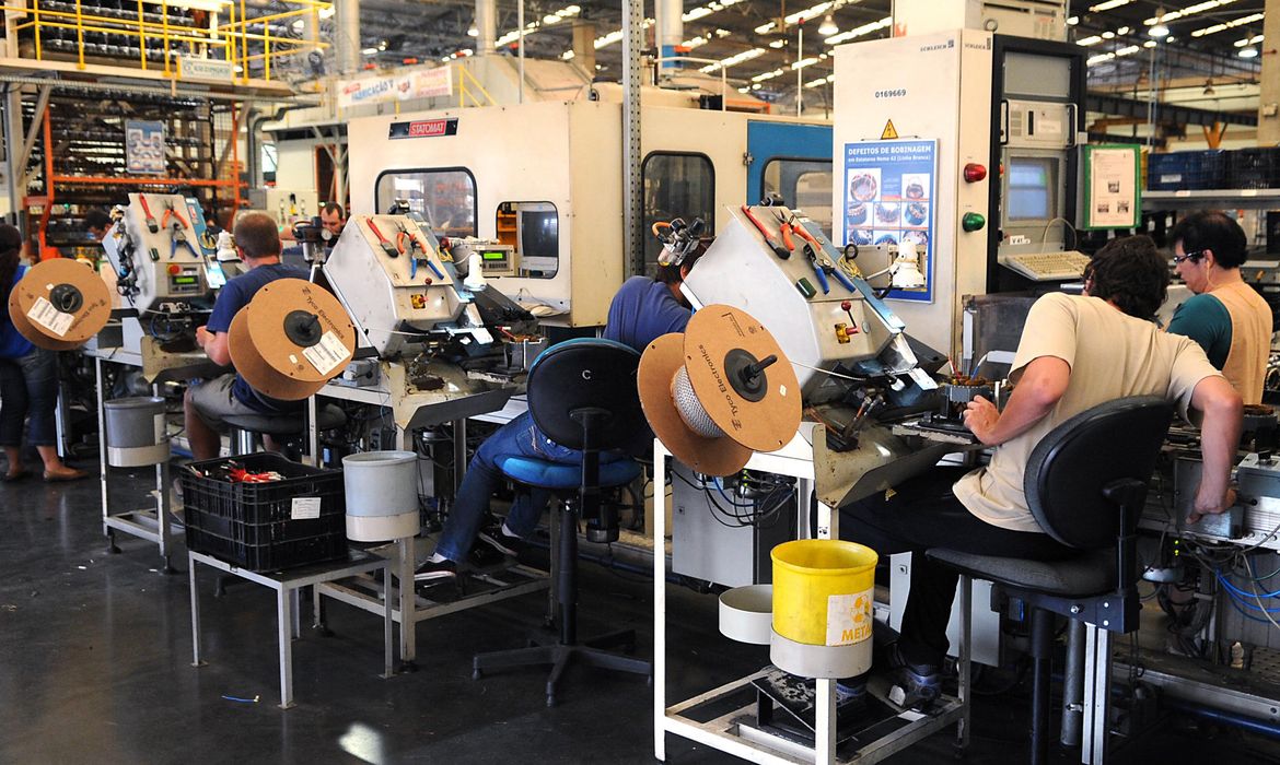Produção industrial reverte queda e sobe 0,1% em outubro, mostra IBGE