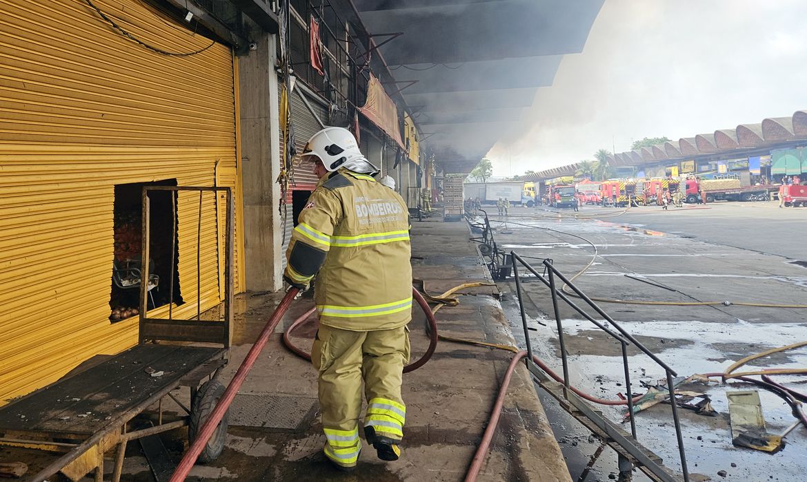 Rio: Ceasa informa que 28 lojas foram destruídas por incêndio 