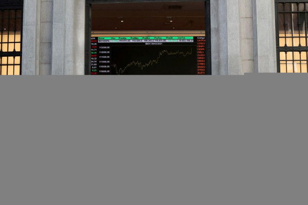 Bolsa volta a bater recorde e encosta em 162 mil pontos