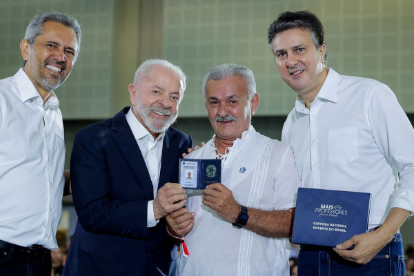 Lula entrega carteiras de docente a professores do Ceará
