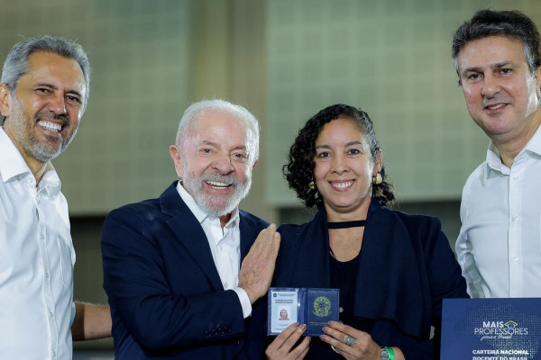 Carteira Docente é documento que valoriza profissão, diz professora