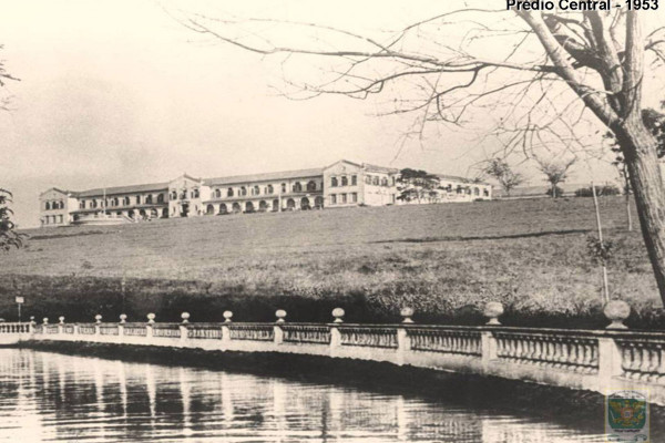HÁ MAIS DE 70 ANOS - Lago da Universidade de São Paulo, em foto de 1953, com o Prédio Central ao fundo. O Lago foi construído em 1942, como elemento pisagístico da então Faculdade de Medicina de Ribeirão Preto. Até a década de 1980, era permitido nadar e pescar no lago, o que acabou por ser proibido. Ainda hoje, o local é um dos pontos turísticos de Ribeirão.