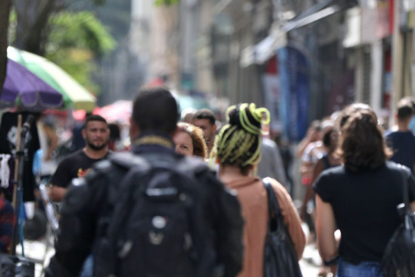  Diretores e gerentes negros ganham 34% menos que brancos, revela IBGE