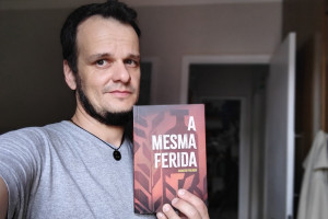 Augusto Figliaggi é escritor, professor e artista visual