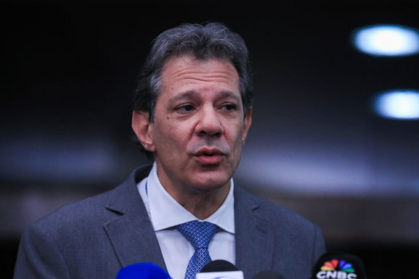 Haddad busca canal direto com EUA para rastrear peças de fuzis