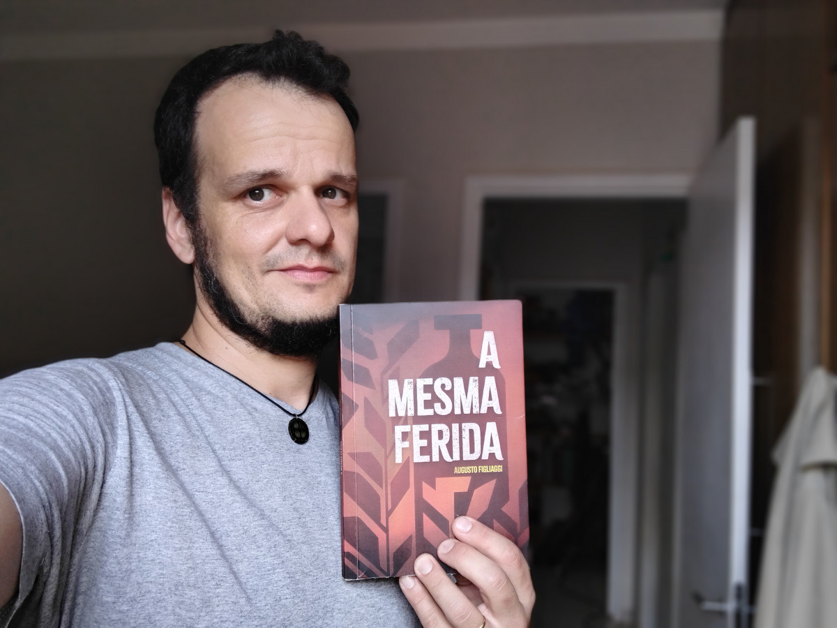 Augusto Figliaggi é escritor, professor e artista visual