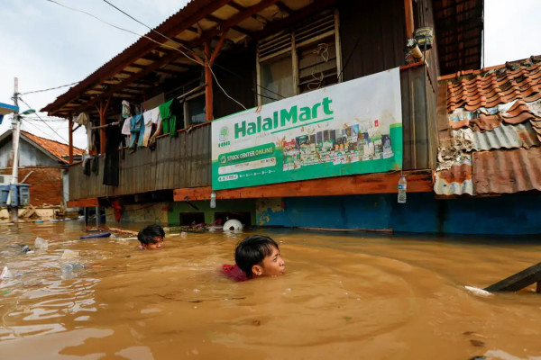 Mortes por enchentes na Ilha de Sumatra ultrapassam 900