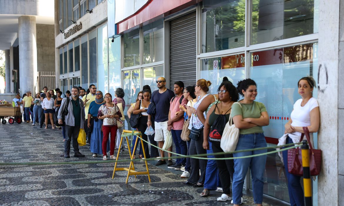 Mais de 42 mil fazem provas discursivas do CNU 2025 neste domingo