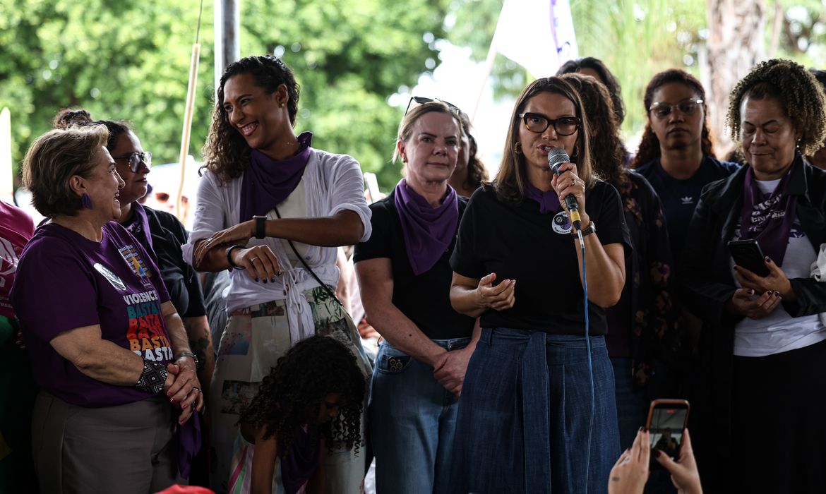 Ministras exaltam luta das mulheres em ato contra o feminicídio