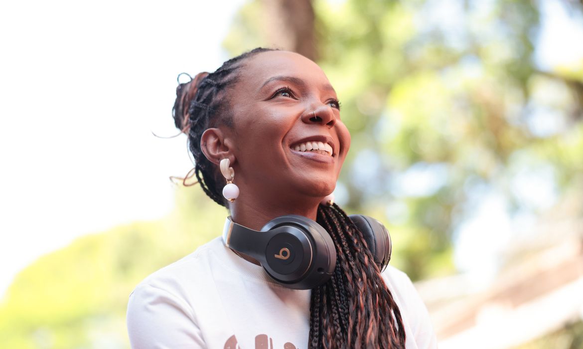 Ativista que quer calçar o mundo já distribuiu 60 mil chinelos