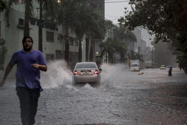 Capital paulista entra em estado de atenção com chuva e alagamento