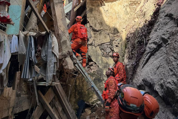 Resgatadas 17 pessoas de casarão que desabou no Rio